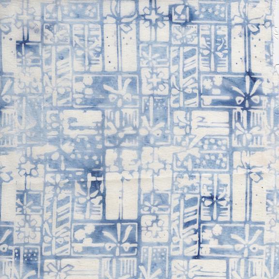 122512510 / Wrapped Presents Blue Sky